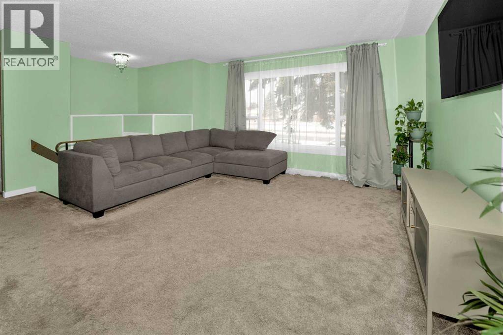 House for Sale in 1059 Pinecliff Drive NE|Calgary, Alberta T1Y3W8 4