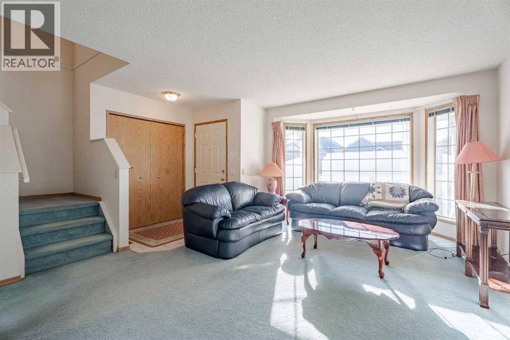 House for Sale in 82 Martinridge Crescent NE|Calgary, Alberta T3J3M4 3