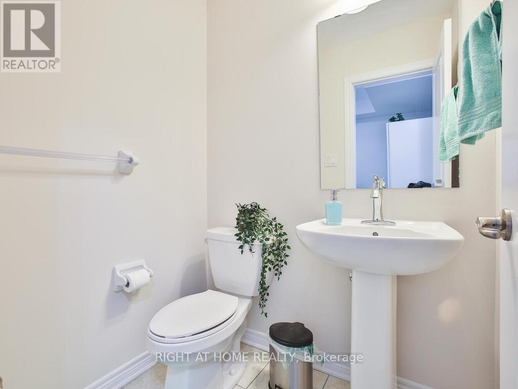 Row / Townhouse for Sale in 3030 GEORGE SAVAGE AVENUE|Oakville (GO Glenorchy), Ontario L6M0Z1 4