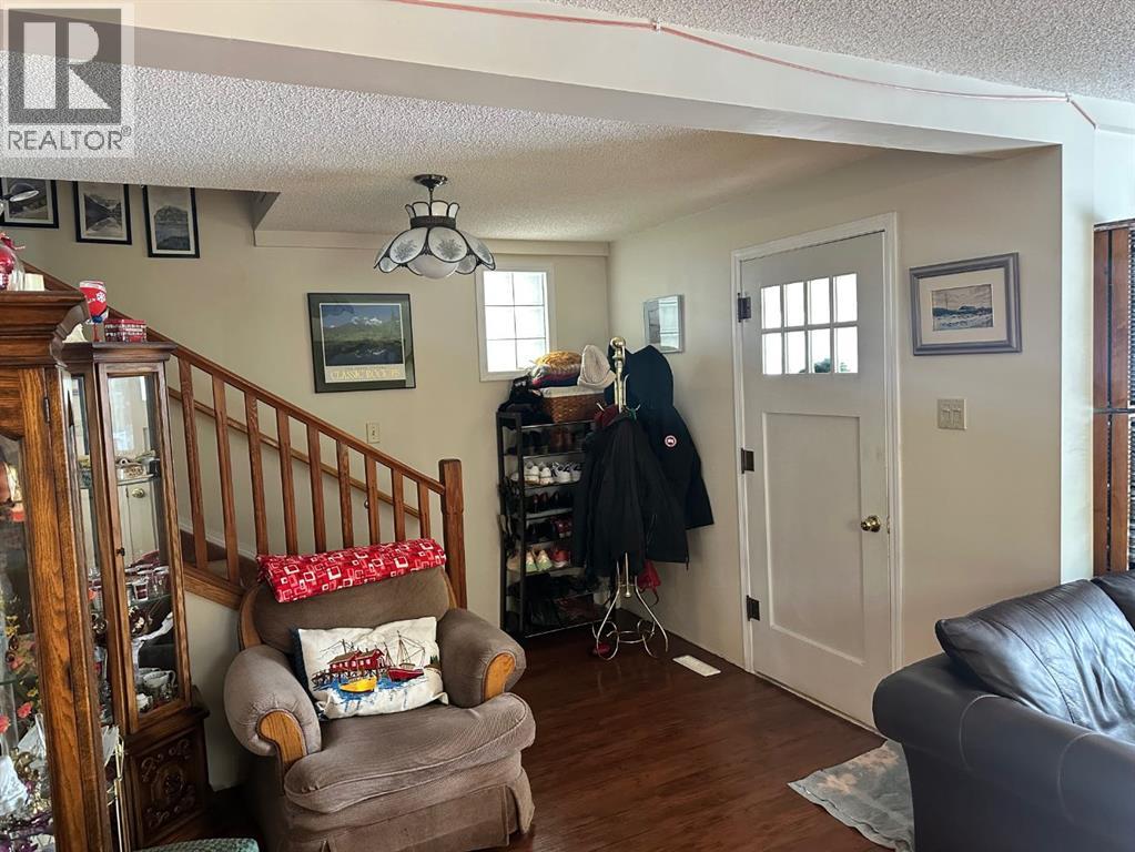 House for Sale in 334 3 Avenue NE|Calgary, Alberta T2E0H4 3