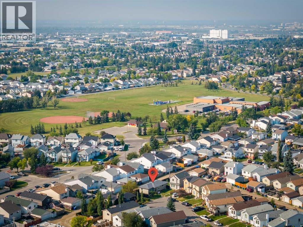 House for Sale in 23 Erin Grove Court SE|Calgary, Alberta T2B3A8 3