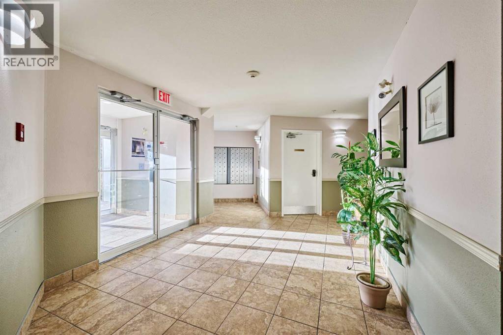 Apartment for Sale in 208, 4000 Somervale Court SW|Calgary, Alberta T2Y4J3 5