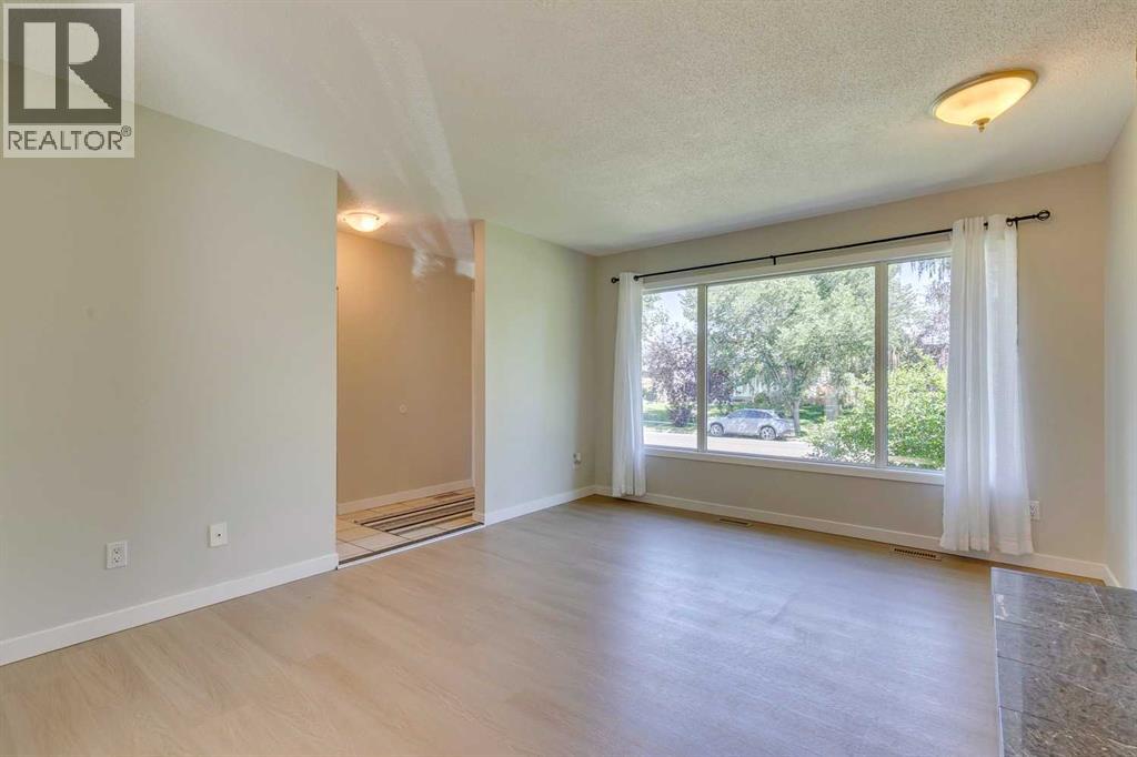 House for Sale in 2823 Dover Ridge Drive SE|Calgary, Alberta T2B2L2 5