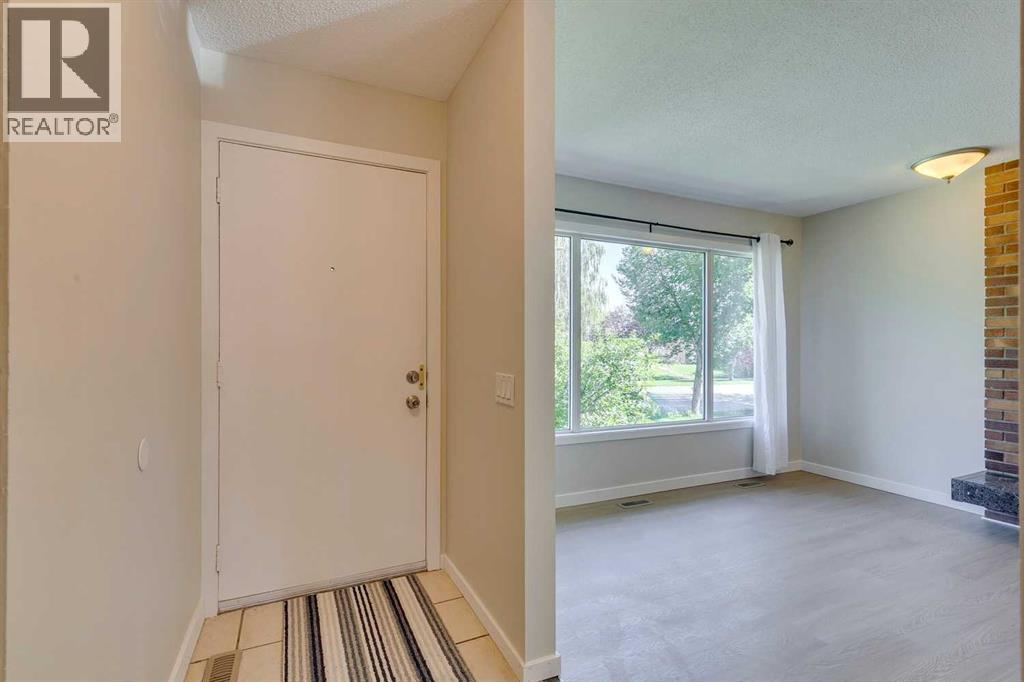 House for Sale in 2823 Dover Ridge Drive SE|Calgary, Alberta T2B2L2 2