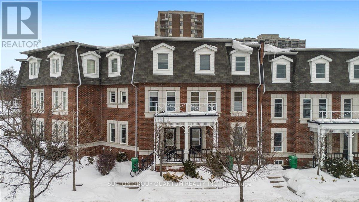 Row / Townhouse for Sale in 2 - 2375 TRUSCOTT DRIVE|Mississauga (Clarkson), Ontario L5J3R2