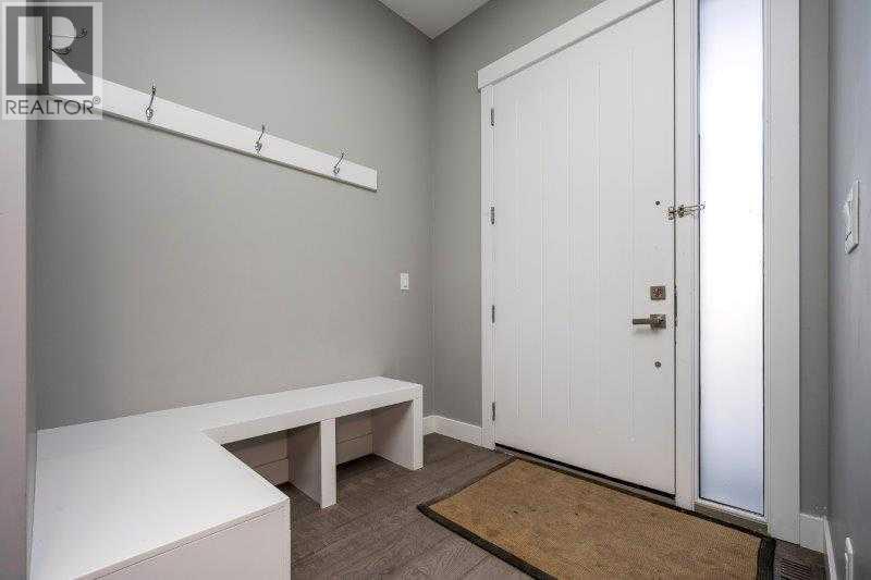 Duplex for Sale in 219 19 Avenue NW|Calgary, Alberta T2M0Y3 3