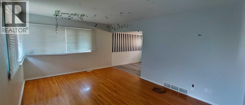 House for Sale in 9836 Elbow Drive SW|Calgary, Alberta T2V1M3 3