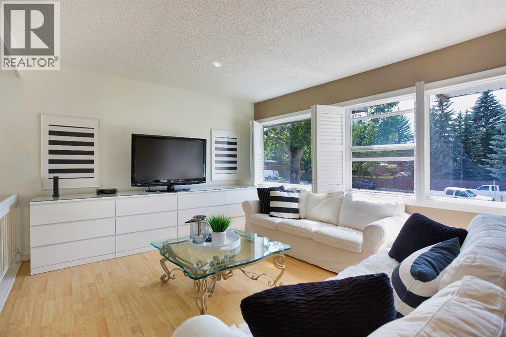 Row / Townhouse for Sale in 354 Brae Glen Road SW|Calgary, Alberta T2W1B6 2