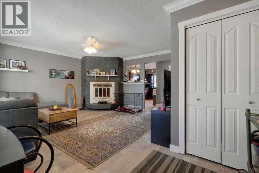 House for Sale in 312 Pinegreen Close NE|Calgary, Alberta T1Y1W3 2