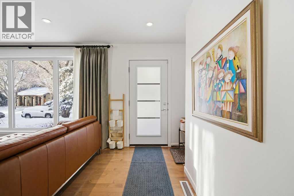 House for Sale in 3449 Lane Crescent SW|Calgary, Alberta T3R5X3 5