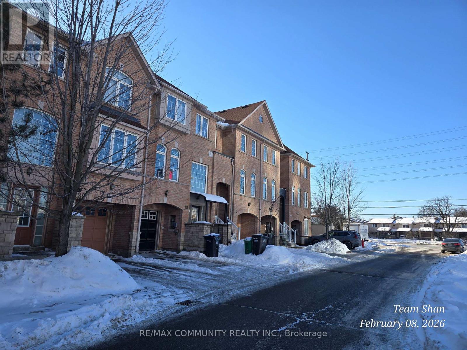 Row / Townhouse for Sale in 16 BERNARD AVENUE|Brampton (Fletcher's Creek South), Ontario L6Y5S6