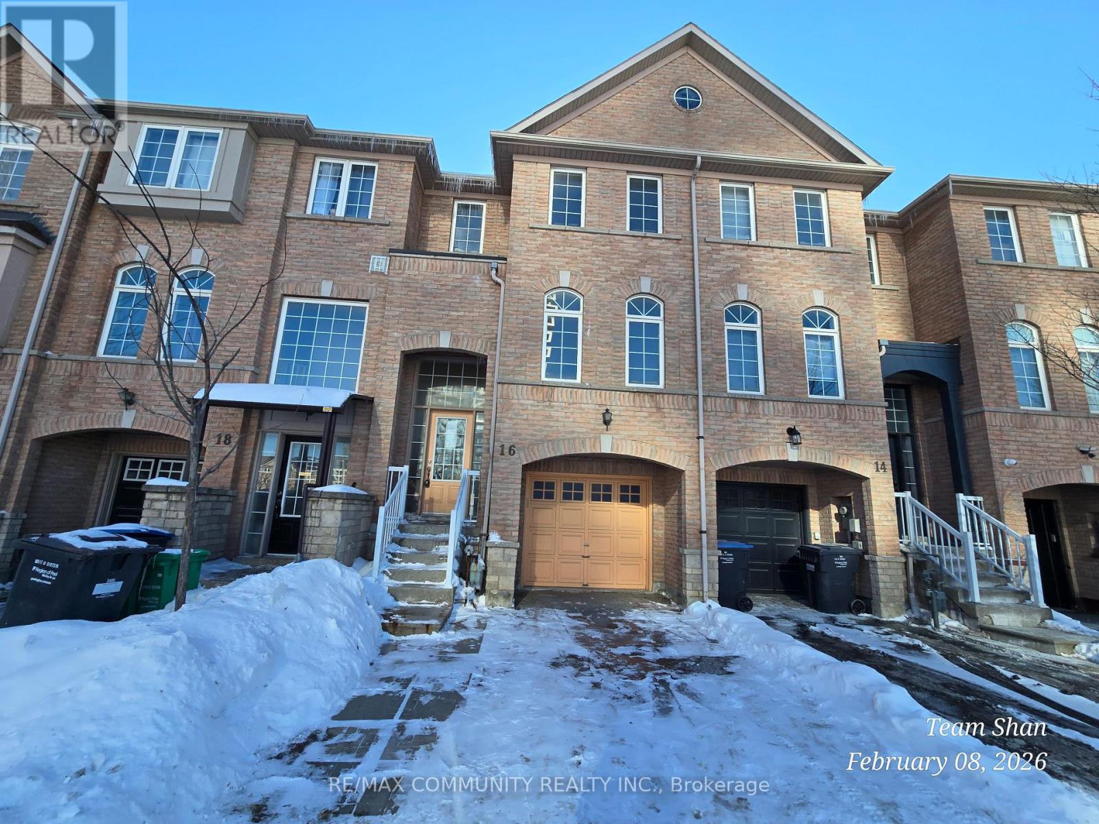 Row / Townhouse for Sale in 16 BERNARD AVENUE|Brampton (Fletcher's Creek South), Ontario L6Y5S6 2