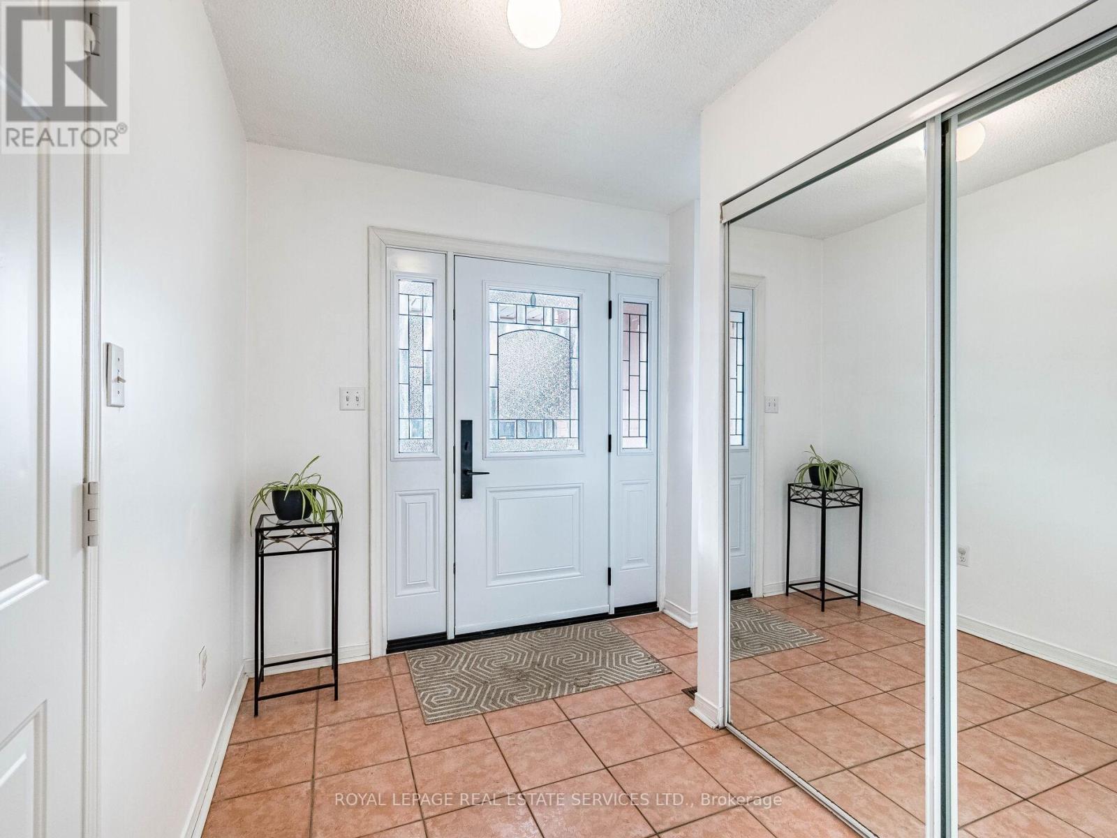 Row / Townhouse for Sale in 31 BERKINDALE COURT|Brampton (Fletcher's Creek South), Ontario L6Y5G1 4