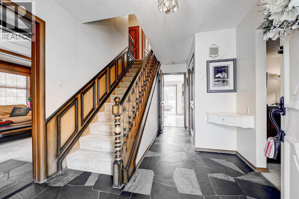 House for Sale in 1111 Beverley Boulevard SW|Calgary, Alberta T2V2C4 5