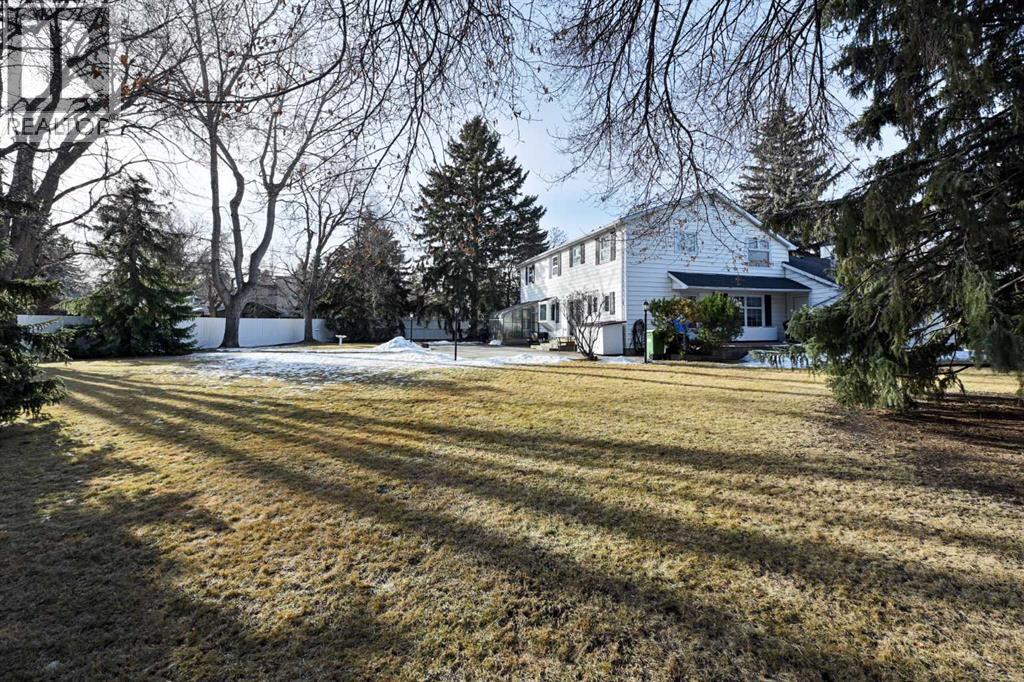 House for Sale in 1111 Beverley Boulevard SW|Calgary, Alberta T2V2C4 2