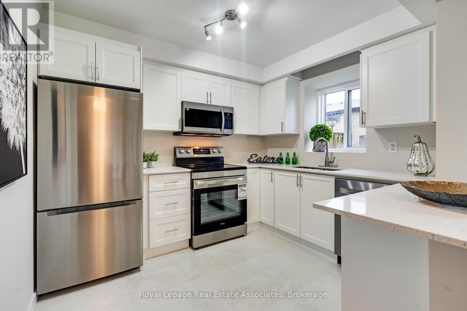 Row / Townhouse for Sale in 57 - 2605 WOODCHESTER DRIVE|Mississauga (Sheridan), Ontario L5K2E3