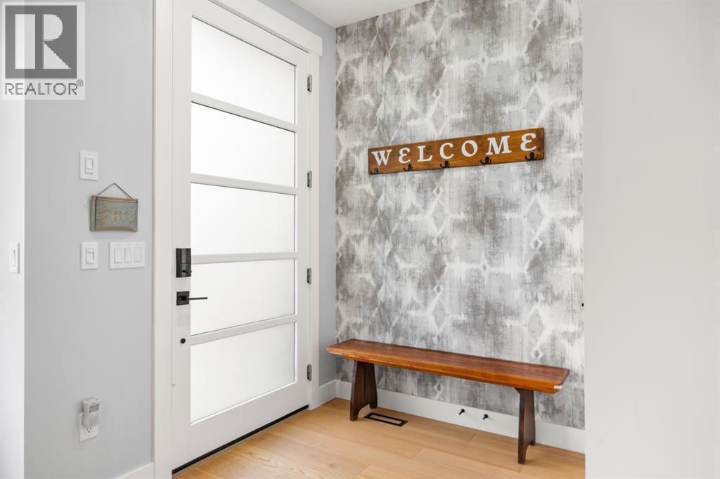 House for Sale in 2407 33 Street SW|Calgary, Alberta T3E2T3 3