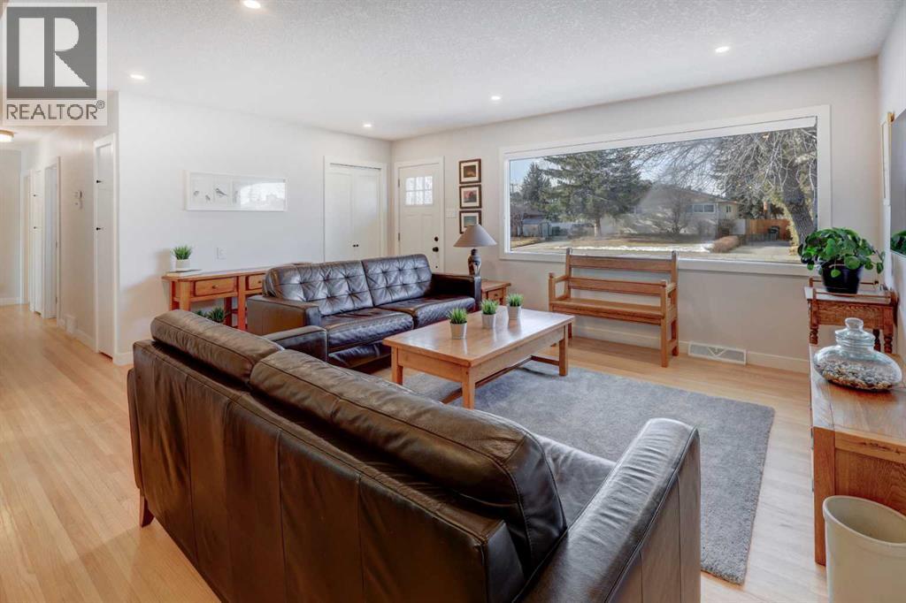 House for Sale in 36 Glenview Drive SW|Calgary, Alberta T3E4H5 4