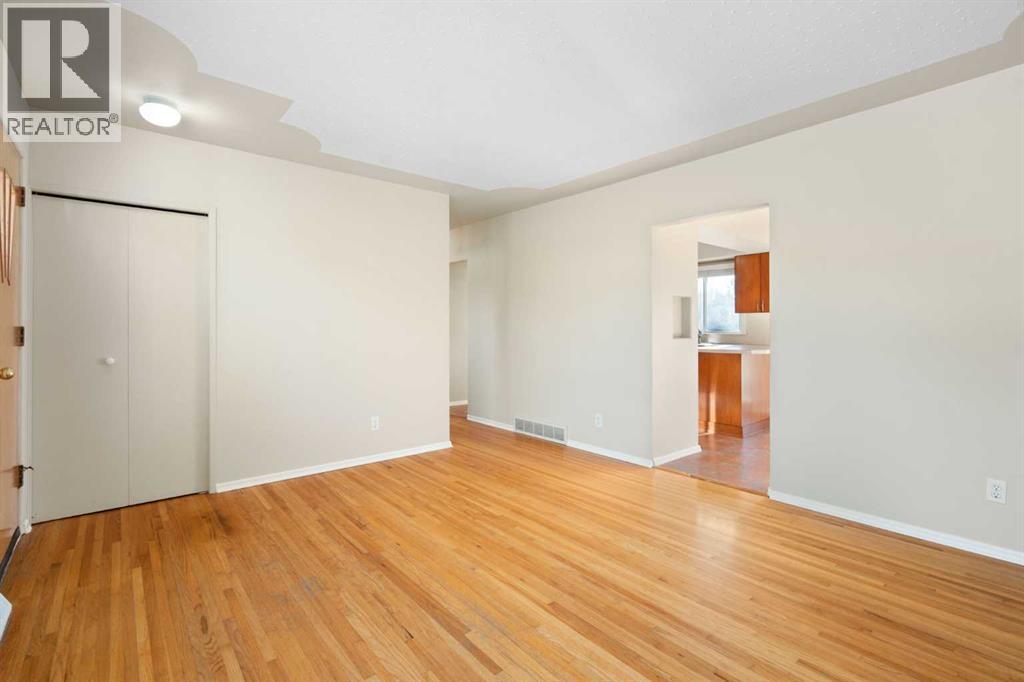 House for Sale in 19 Carmangay Crescent NW|Calgary, Alberta T2L0S8 4