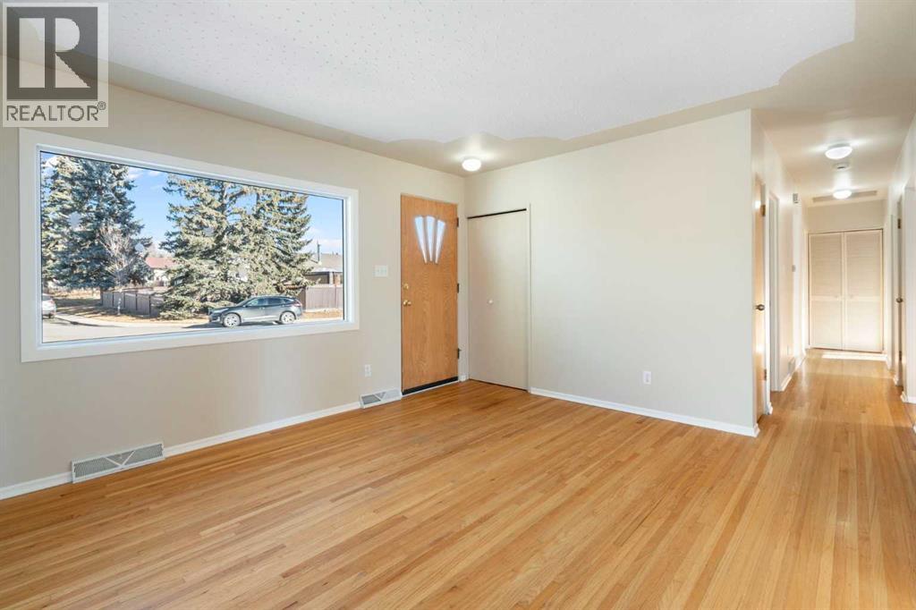 House for Sale in 19 Carmangay Crescent NW|Calgary, Alberta T2L0S8 3