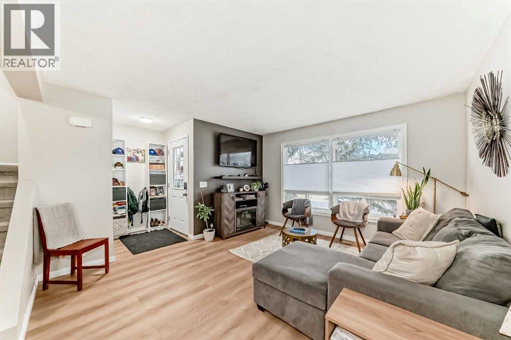 Row / Townhouse for Sale in 21 Woodfern Road SW|Calgary, Alberta T2W4Y4 4