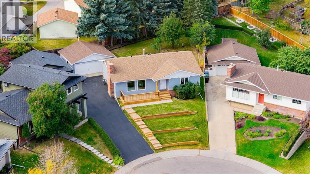 House for Sale in 328 Cantrell Place SW|Calgary, Alberta T2W2A3 2