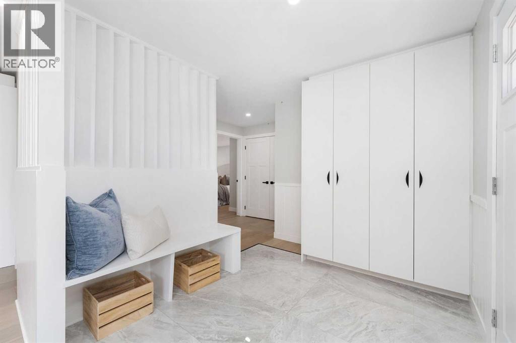 House for Sale in 328 Cantrell Place SW|Calgary, Alberta T2W2A3 4