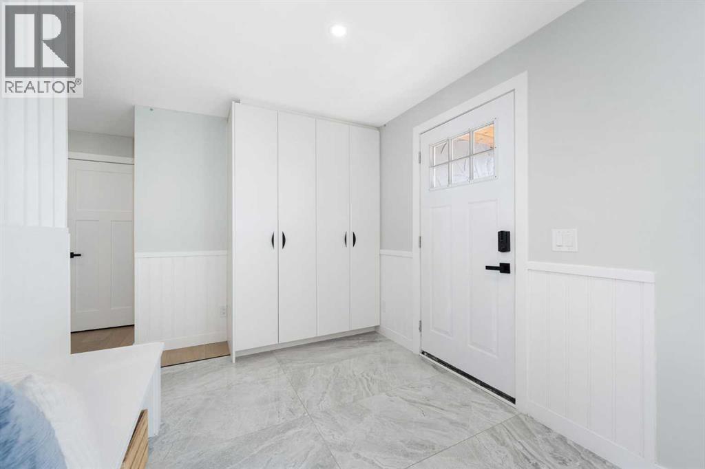 House for Sale in 328 Cantrell Place SW|Calgary, Alberta T2W2A3 3