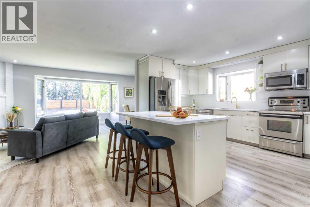 House for Sale in 511 Cedarille Crescent SW|Calgary, Alberta T2W2H6 2