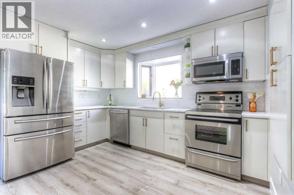 House for Sale in 511 Cedarille Crescent SW|Calgary, Alberta T2W2H6 5