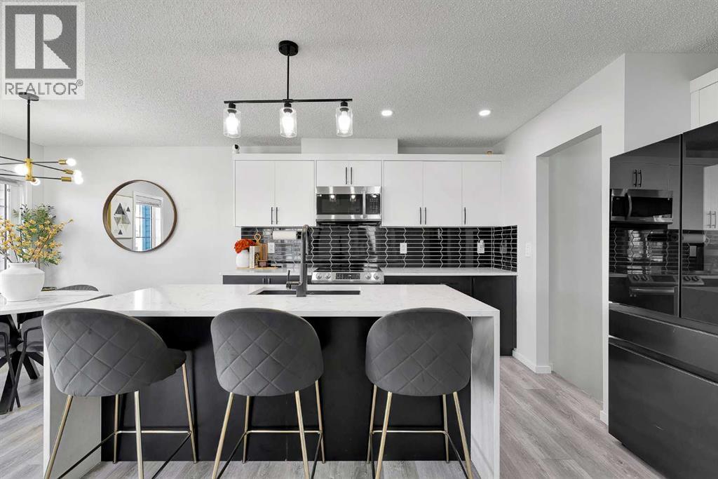 Row / Townhouse for Sale in 11 Carringham Way NW|Calgary, Alberta T3P1W2 3