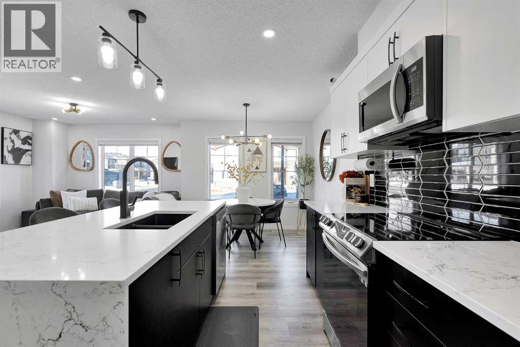 Row / Townhouse for Sale in 11 Carringham Way NW|Calgary, Alberta T3P1W2 5