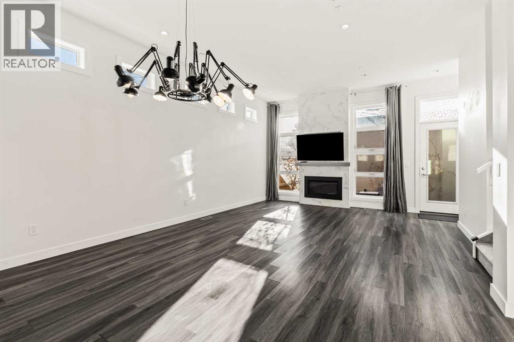 Row / Townhouse for Sale in 2, 127 24 Avenue NE|Calgary, Alberta T2E1W7 3