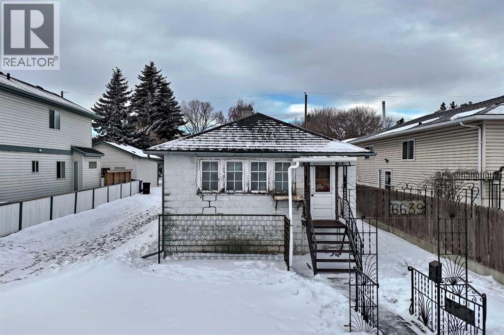 House for Sale in 6639 19 Street SE|Calgary, Alberta T2C0P1 2