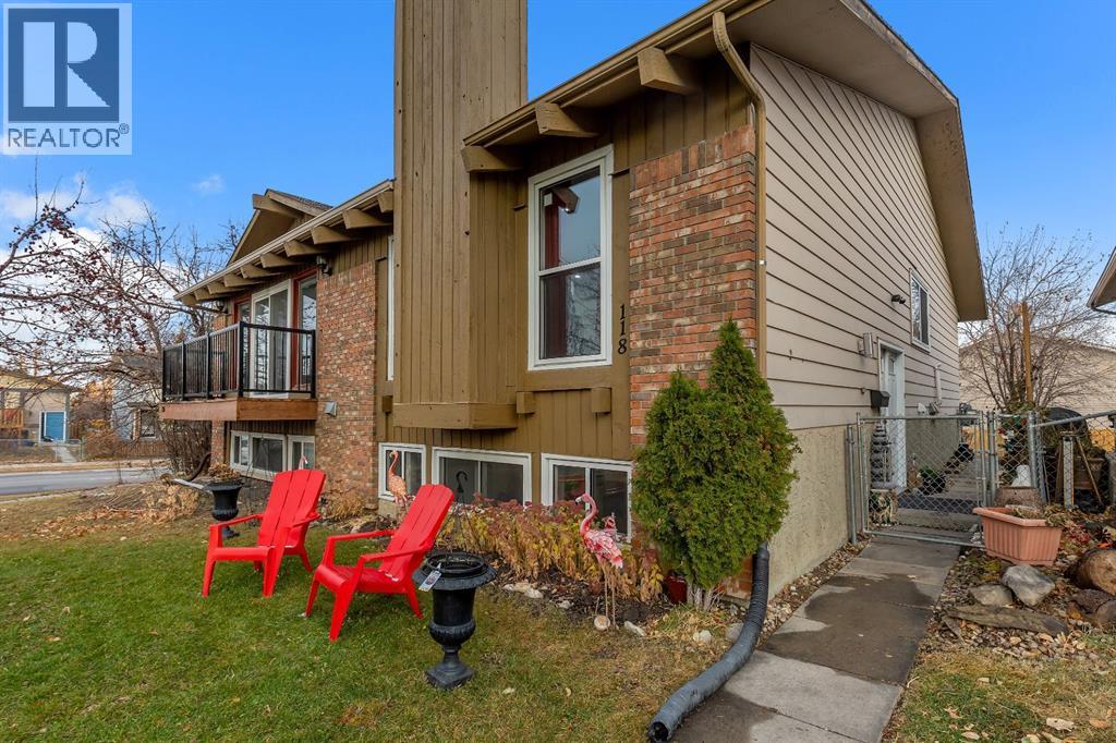 Duplex for Sale in 118 Bermuda Road NW|Calgary, Alberta T3K1G7 4