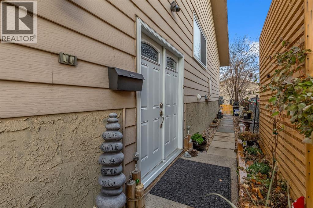 Duplex for Sale in 118 Bermuda Road NW|Calgary, Alberta T3K1G7 5