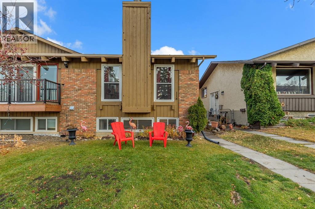 Duplex for Sale in 118 Bermuda Road NW|Calgary, Alberta T3K1G7 2