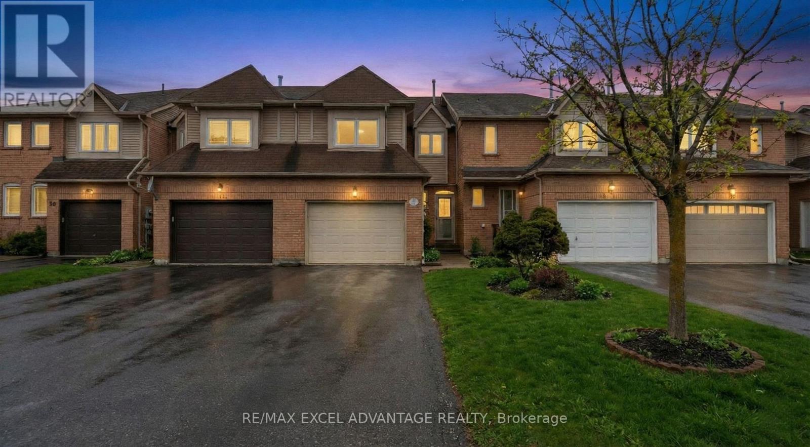 Row / Townhouse for Sale in 12 WOOLISTON CRESCENT|Brampton (Fletcher's West), Ontario L6Y4J3