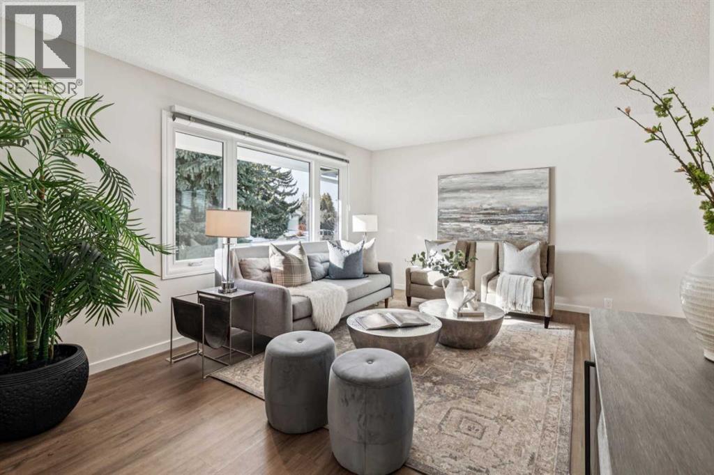 House for Sale in 195 Lake Adams Crescent SE|Calgary, Alberta T2J3N2 3