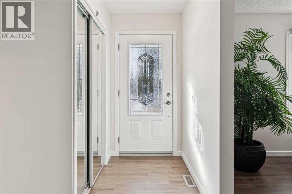 House for Sale in 195 Lake Adams Crescent SE|Calgary, Alberta T2J3N2 2