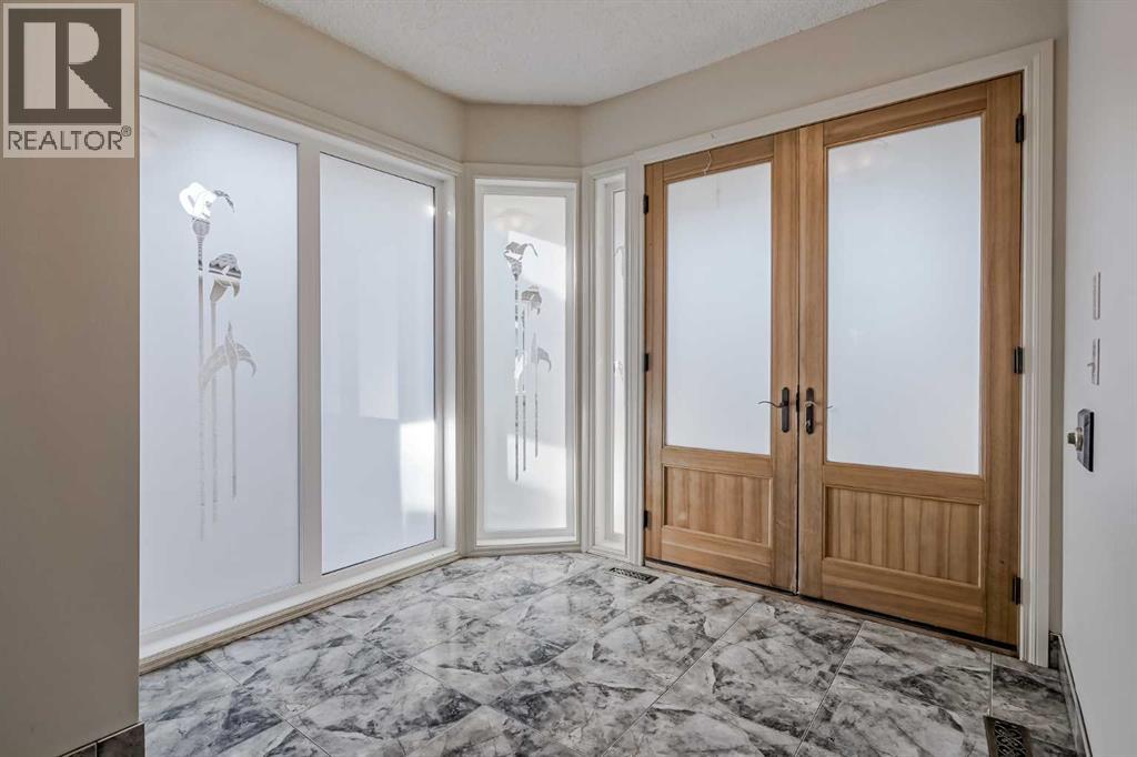 House for Sale in 127 Canterbury Court SW|Calgary, Alberta T2W6C1 3