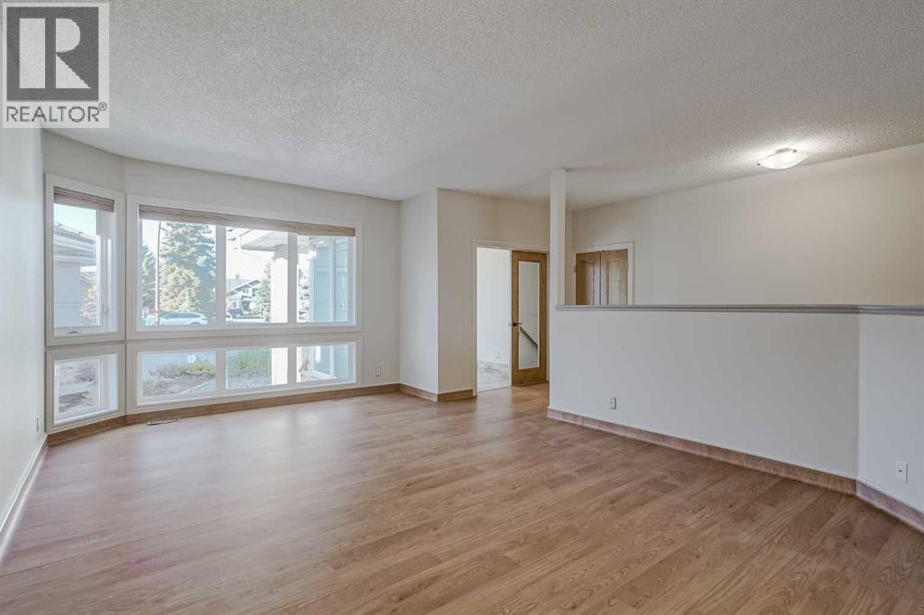 House for Sale in 127 Canterbury Court SW|Calgary, Alberta T2W6C1 4