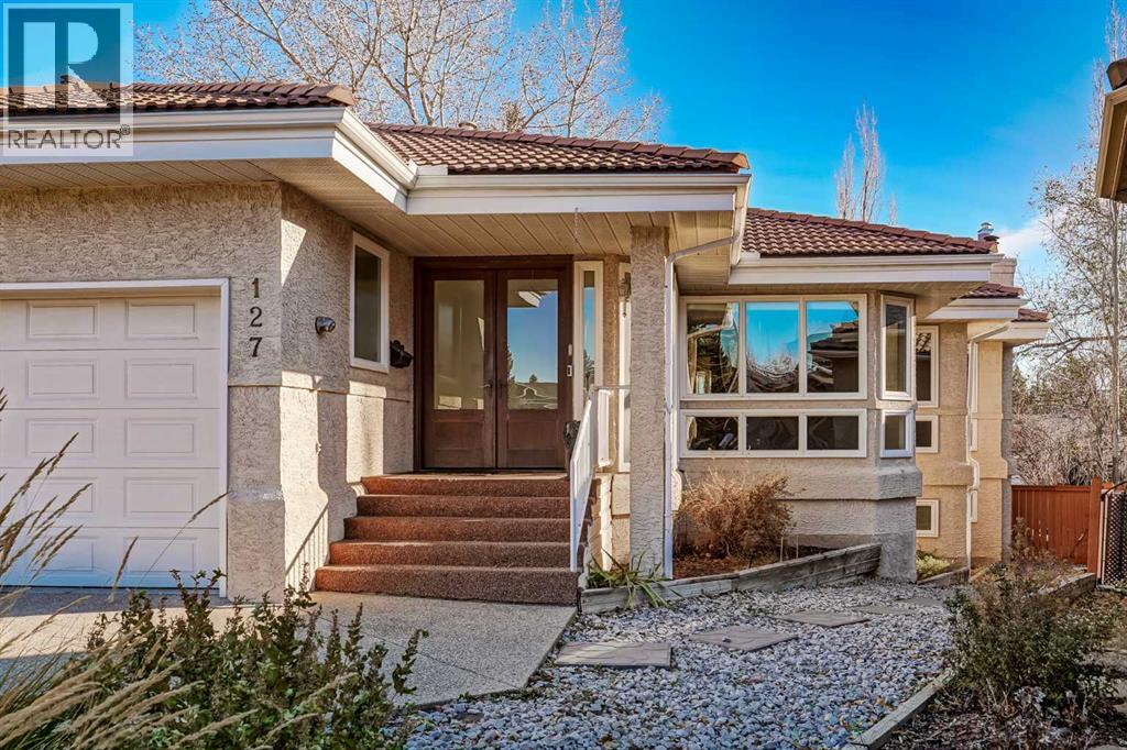 House for Sale in 127 Canterbury Court SW|Calgary, Alberta T2W6C1 2