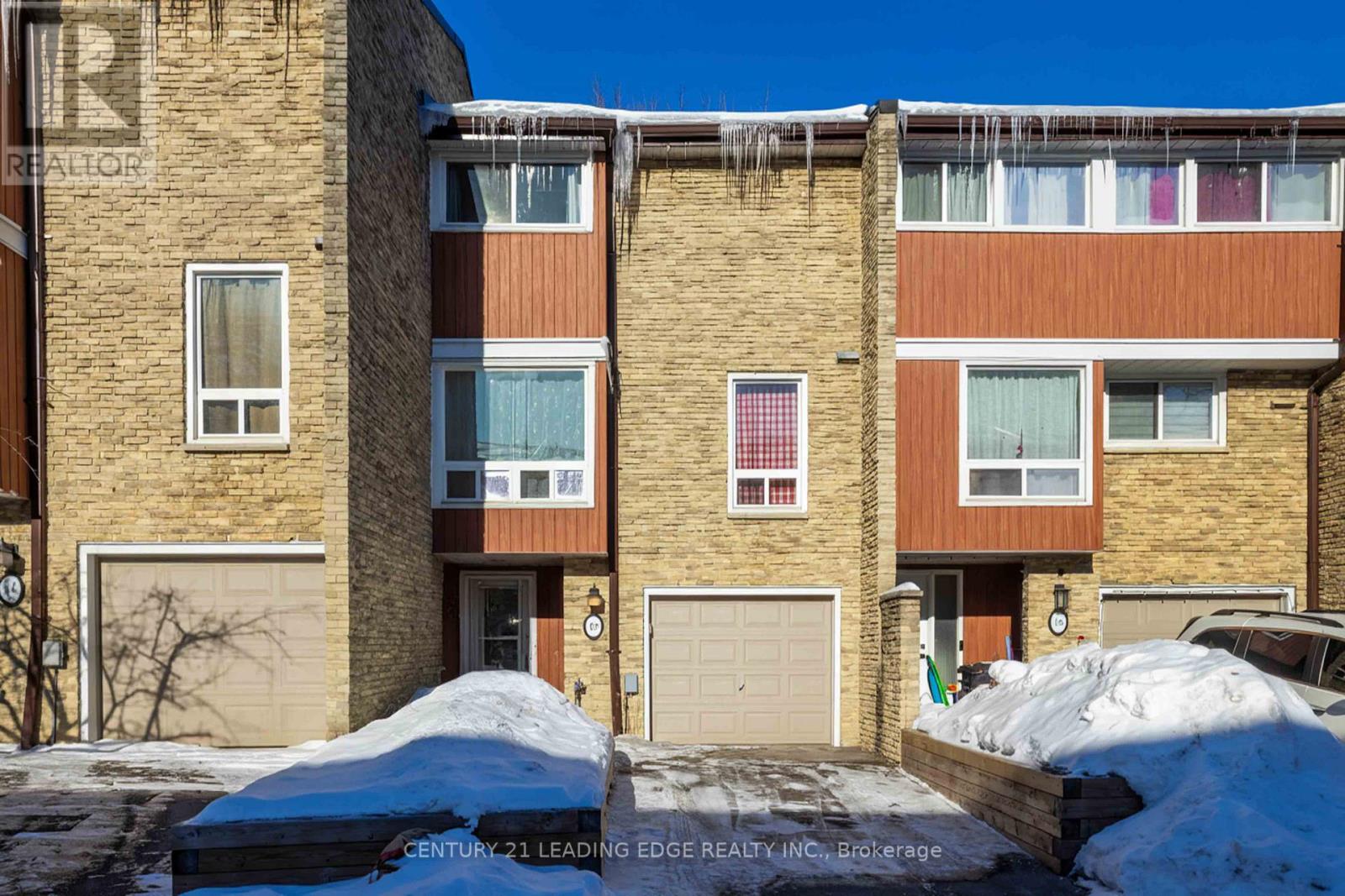 Row / Townhouse for Sale in 15 - 915 INVERHOUSE DRIVE|Mississauga (Clarkson), Ontario L5J4B2