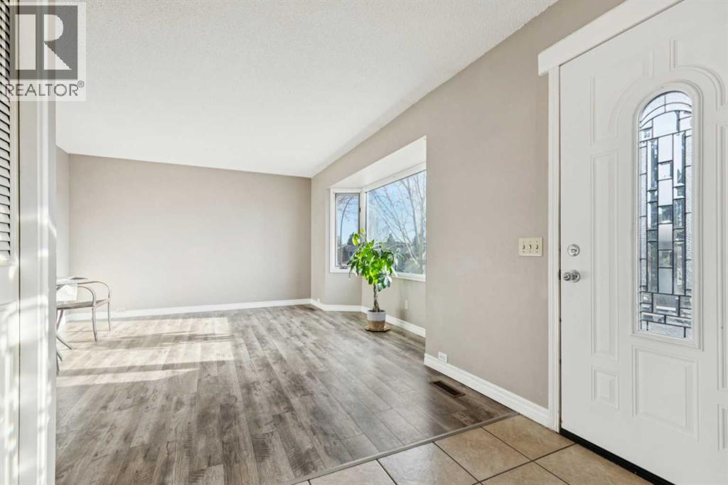 House for Sale in 248 Huntcroft Road NE|Calgary, Alberta T2K4E2 4