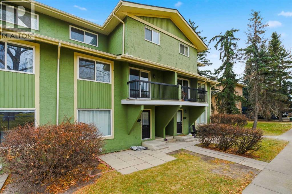 Row / Townhouse for Sale in 306, 2200 Woodview Drive SW|Calgary, Alberta T2W3N6