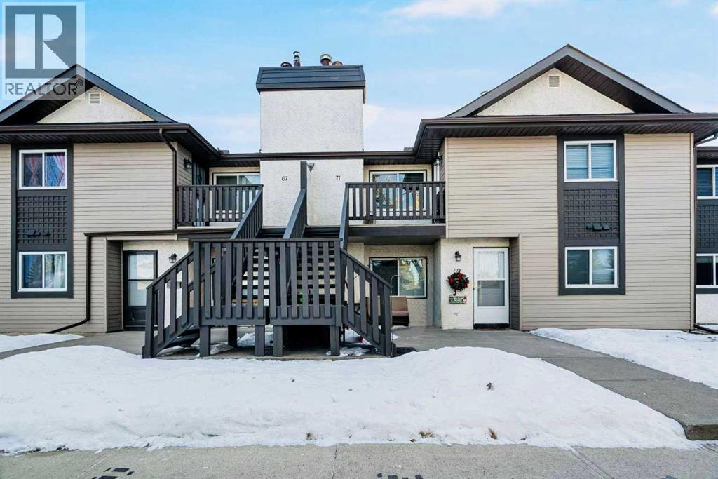 Row / Townhouse for Sale in 71 Cedar Springs Gardens SW|Calgary, Alberta T2W5J9