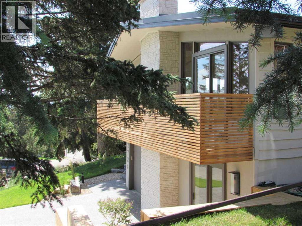 House for Sale in 2724 Crawford Road NW|Calgary, Alberta T2L1E1 2