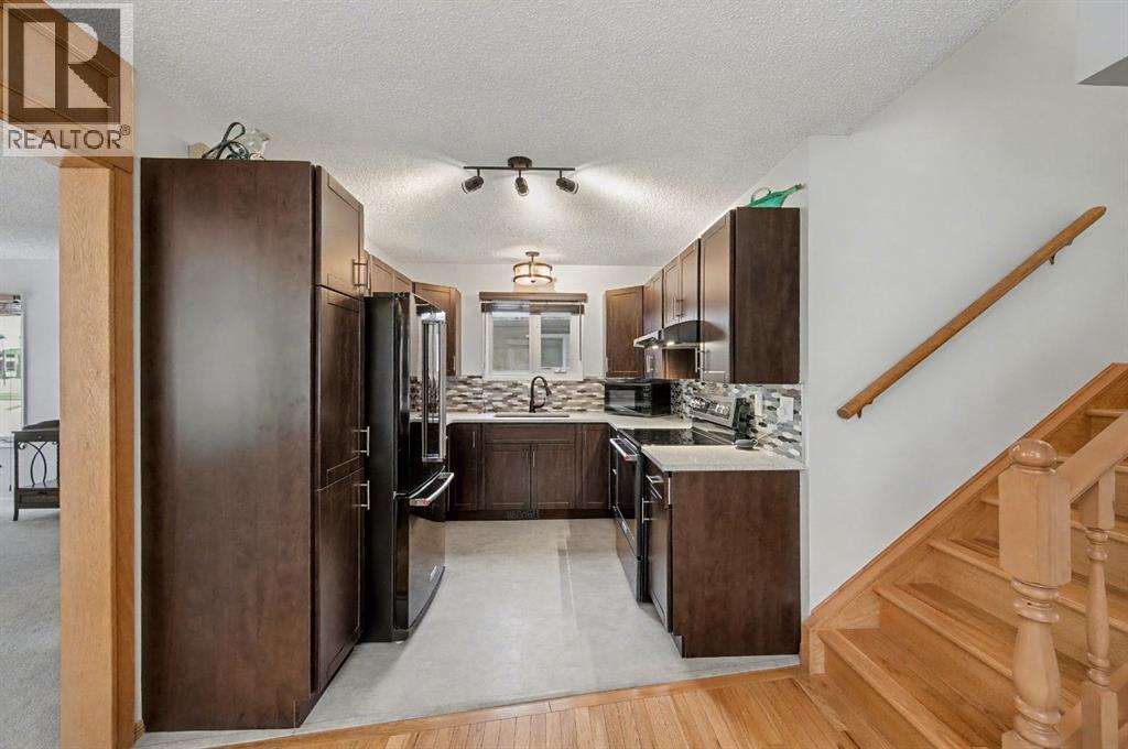 House for Sale in 34 Woodglen Crescent SW|Calgary, Alberta T2W4Y8 3