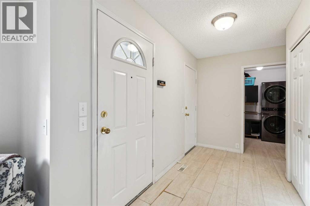 House for Sale in 124 Woodmark Crescent SW|Calgary, Alberta T2W4Z2 2